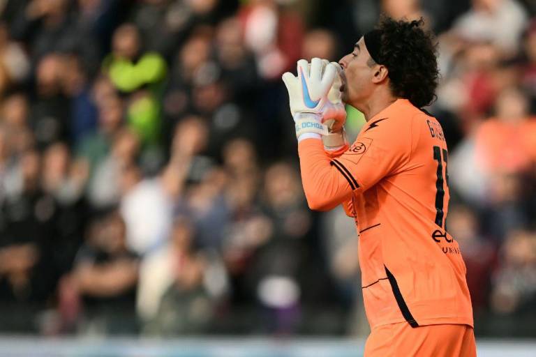 Ochoa y el Salernitana ligan 7 partidos sin derrota