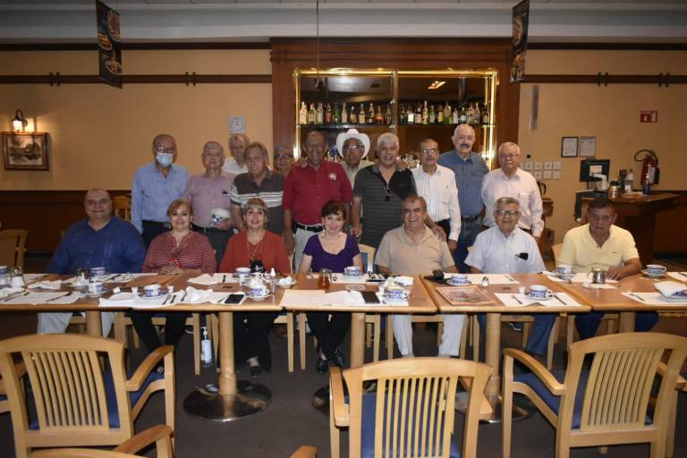 El grupo de amigos de la Prevocacional convive en un desayuno