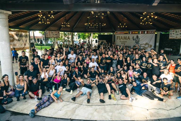 Disfrutan miembros de Ludus Magnus y FIAMA de una sesión de acondicionamiento masivo