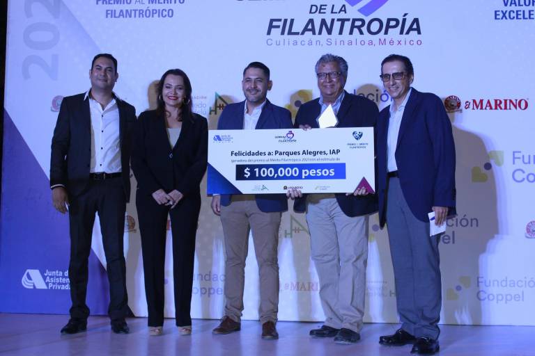 Entregan Premio al Mérito Filantrópico y Valor de Excelencia