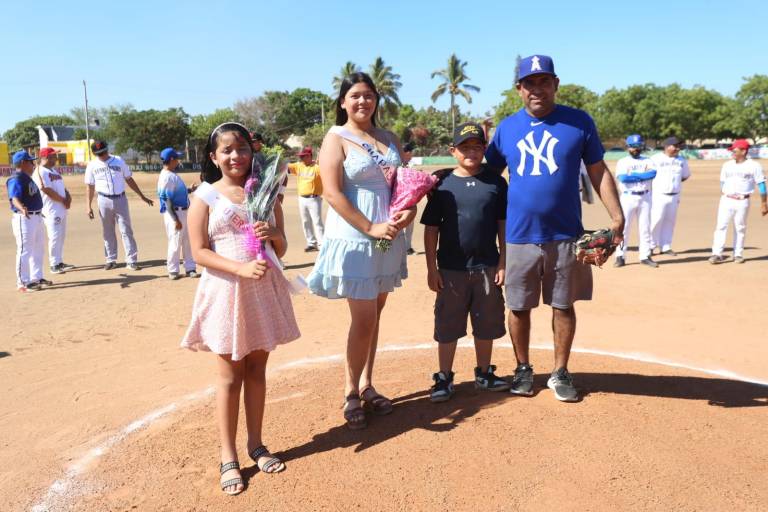 Cantan playball en Liga de Beisbol Sabatina, en Club Polluelos