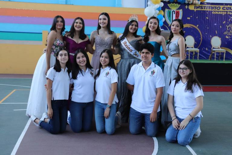 Coronan en el ICO a sus reinas de preparatoria y secundaria
