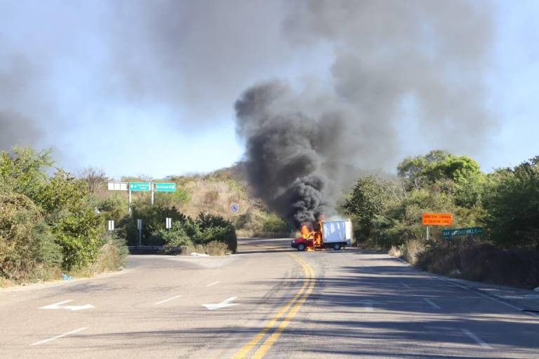 Impactan bloqueos e incendios a Mazatlán y el sur del estado