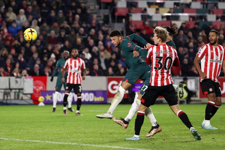 Liverpool tiene inicio adverso en 2023 al caer ante el Brentford