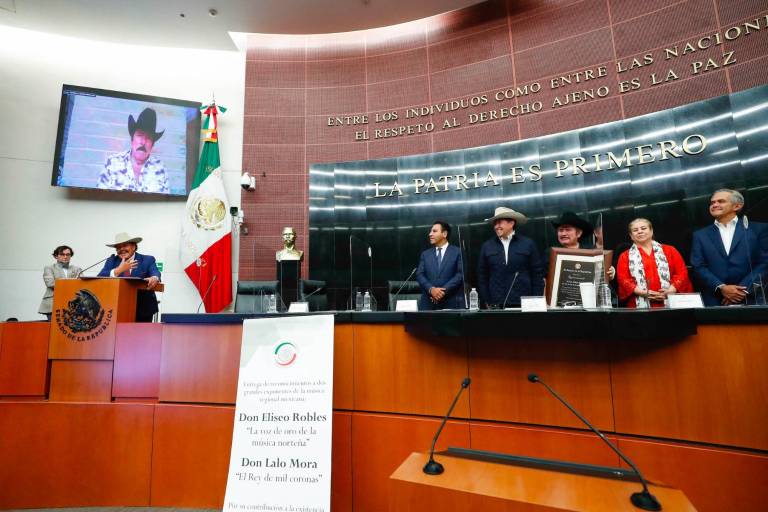 Eliseo Robles y Lalo Mora son reconocidos por la Cámara de Senadores