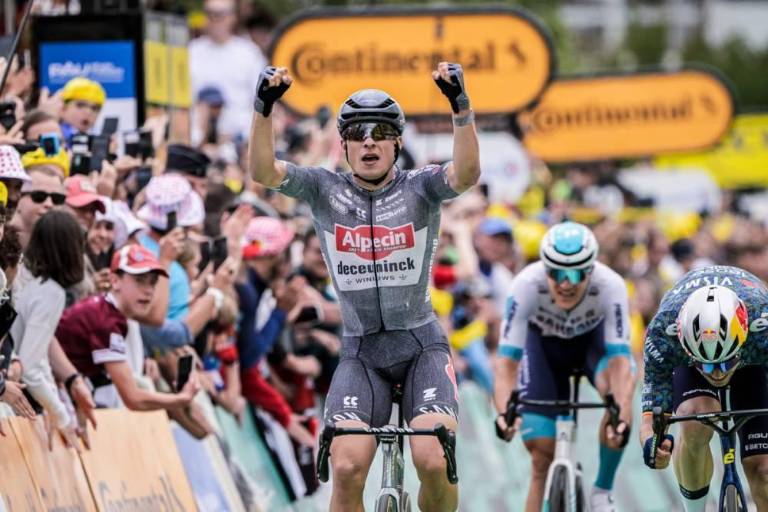Jasper Philipsen conquista una etapa sin respiro en el Tour de Francia