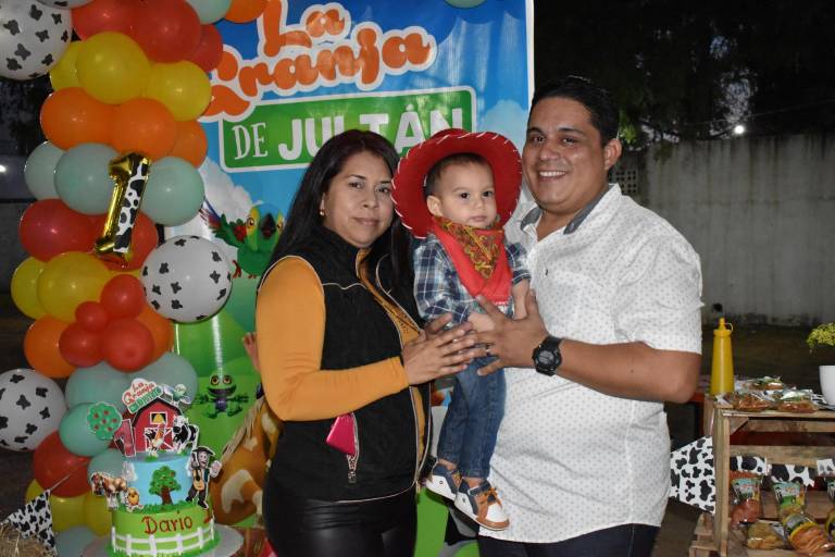 Julián Darío Delgado Gil festeja desde la granja