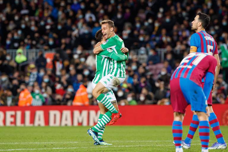 Guardado y el Betis toman por asalto el Camp Nou y hunden al Barcelona