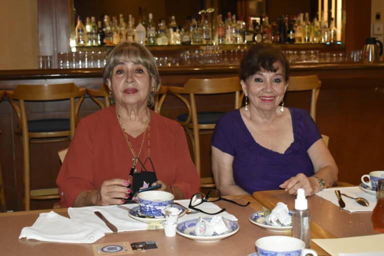 El grupo de amigos de la Prevocacional convive en un desayuno