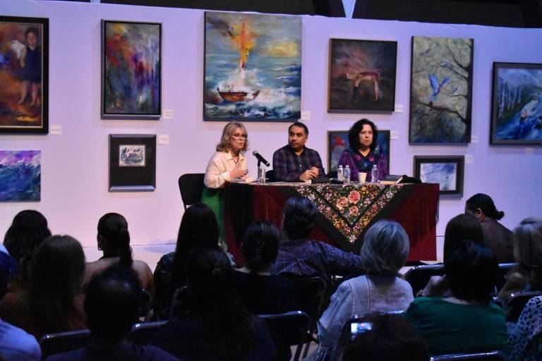 Acompañan a Cecilia Pablos en la presentación de su libro ‘Galbare’