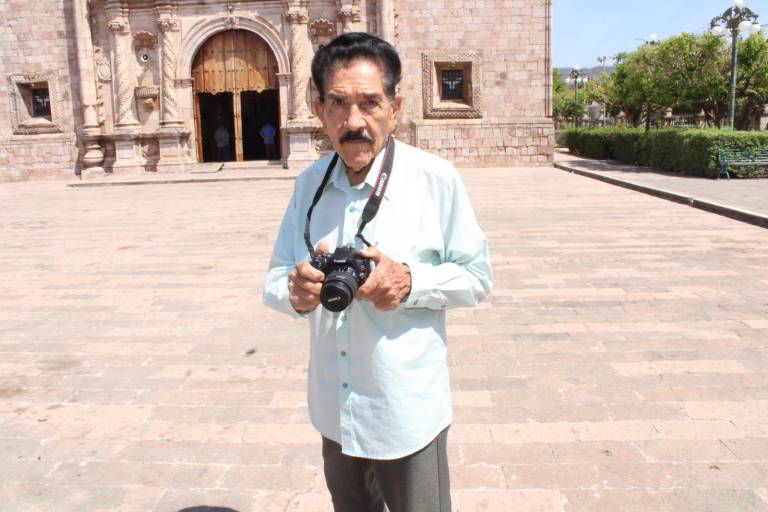 Agustín, casi medio siglo dedicado a la fotografía, en busca del sustento para su familia