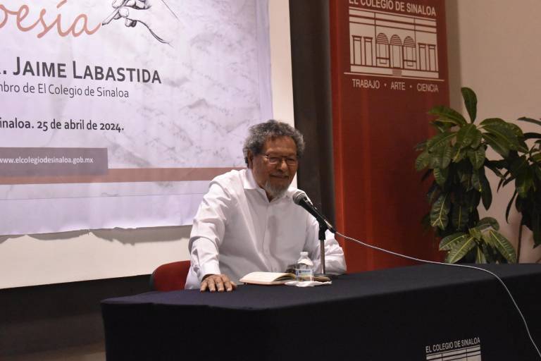 Invita Élmer Mendoza a dar un lugar al libro en la familia