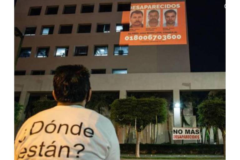 Sabuesos Guerreras proyectan rostros de desaparecidos en edificio de la Fiscalía de Sinaloa