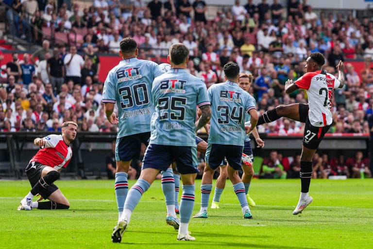 Santiago Giménez debuta con asistencia en la Eredivisie