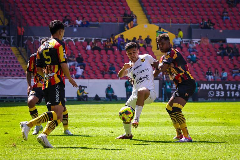 Dorados es devorado por Leones Negros en el Estadio Jalisco