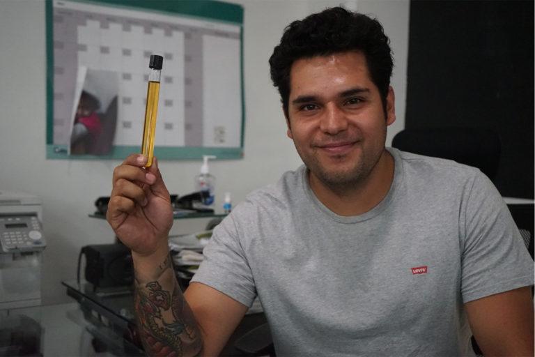 $!Moisés Flores, emprendedor del biodiésel e ingeniero, con una muestra de su biodiésel, hecho con aceite de cocina usado, en la oficina de su fábrica, Amro, en Puebla, México.