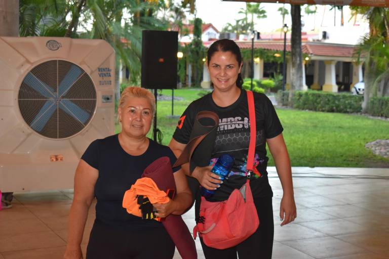 Disfrutan miembros de Ludus Magnus y FIAMA de una sesión de acondicionamiento masivo