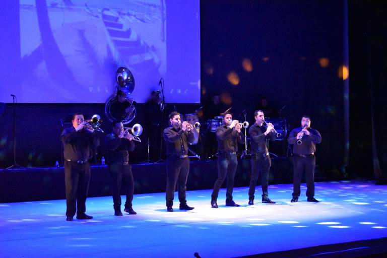 Vibra el público con el espectáculo ‘Sinaloa, tierra fértil de danzantes’