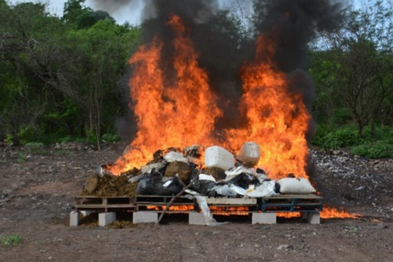 FGR incinera más de 500 kilos de droga y 42 mil pastillas aseguradas en Sinaloa