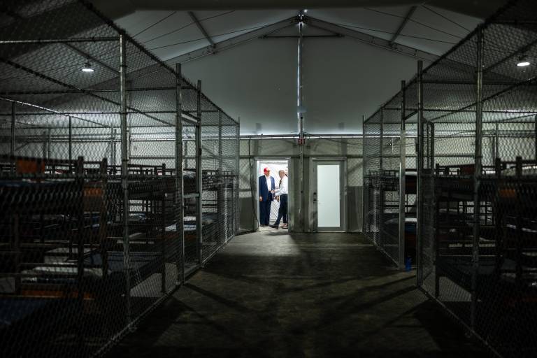 Detienen a dos mexicanos en Florida y los trasladan al Alligator Alcatraz, centro de detención de migrantes que creó Trump