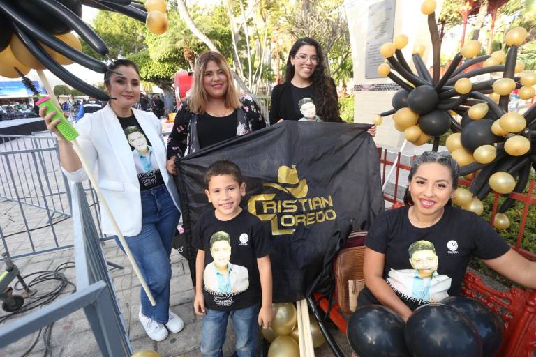 Disfrutan mazatlecos de la elección de Víctor Quiroz y Melanie Alarcón