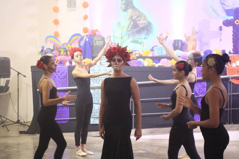 Celebran con arte, danza y ofrendas el Día de Muertos