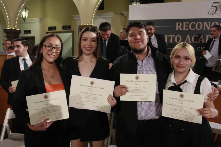 Reconoce la Escuela Libre de Derecho de Sinaloa a sus mejores estudiantes