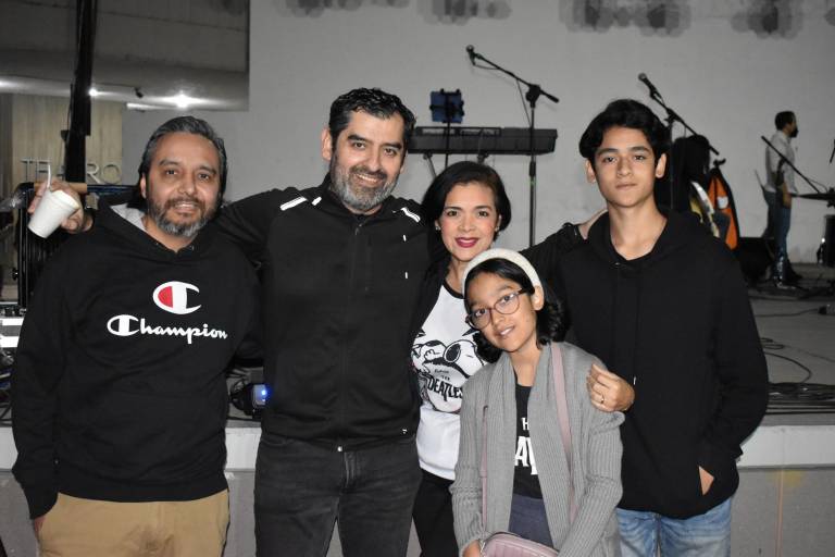 Disfrutan familias de la música de Los Beatles