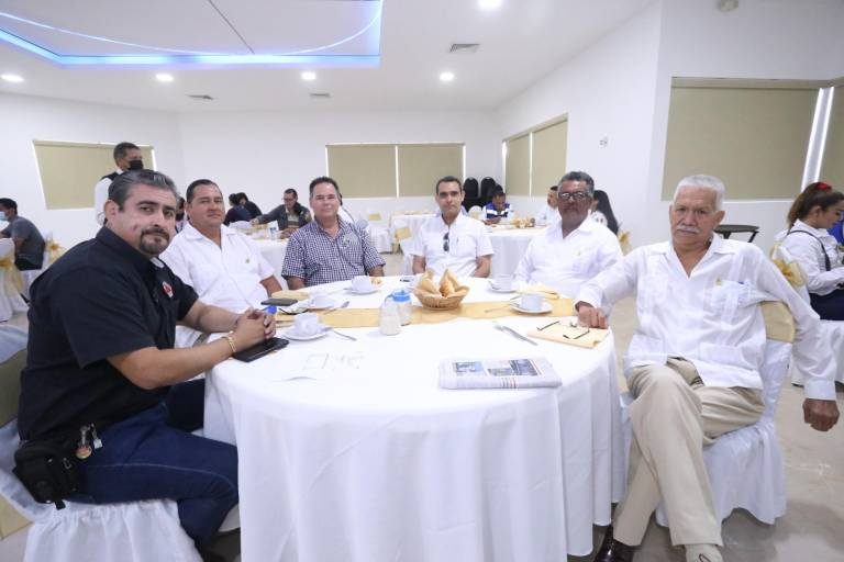 Celebran con un desayuno el Día del Ingeniero en Mazatlán