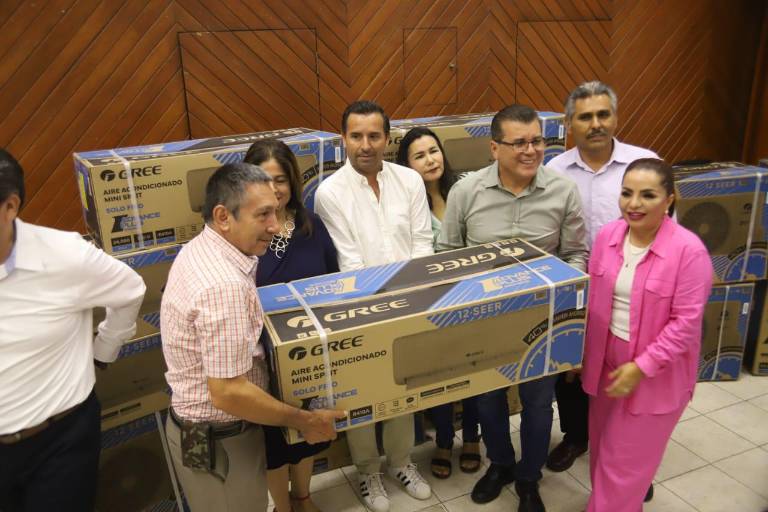 Entrega Ayuntamiento 12 minisplits a 6 escuelas de Mazatlán