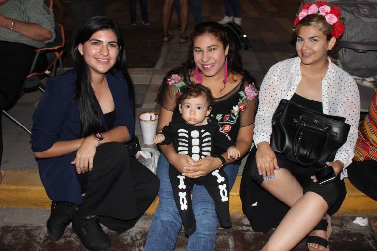 Disfrutan mazatlecos del desfile de Día de Muertos en Olas Altas