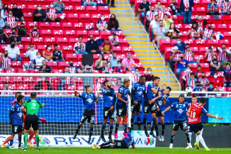 Chivas y Querétaro empatan en duelo de grandes goles
