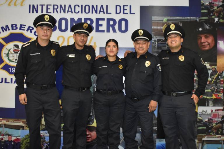 Celebran bomberos su día con reconocimientos y ascensos