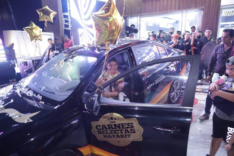 Joselyn Gollaz es la ganadora del automóvil que rifó por su apertura en Mazatlán Carnes Selectas Nayarit