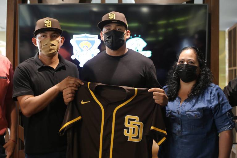 El sinaloense Óliver Carrillo Beltrán firma con los Padres de San Diego