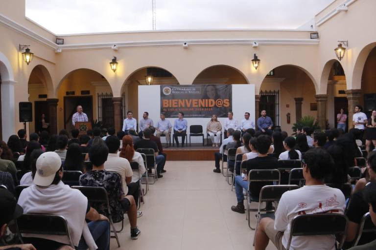 Estudiantes de Derecho dan la bienvenida al nuevo ciclo escolar 2024-2025