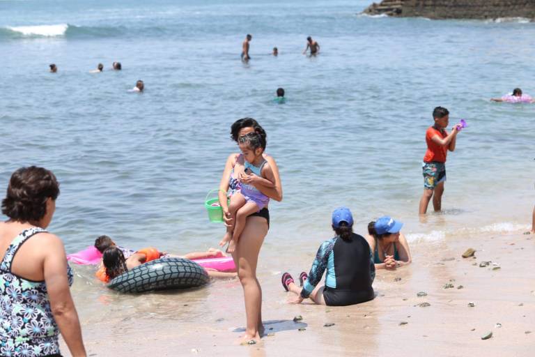 Alrededor de 1,500 bañistas disfrutan este sábado las playas de Mazatlán