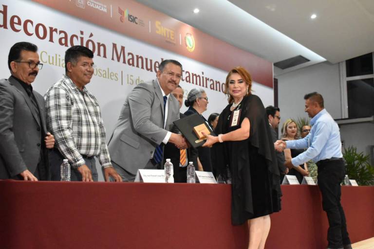 Reconocen a 172 maestros sinaloenses con 40 años de servicio