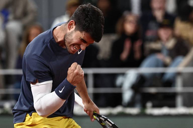 Alcaraz alcanza los octavos en Roland Garros