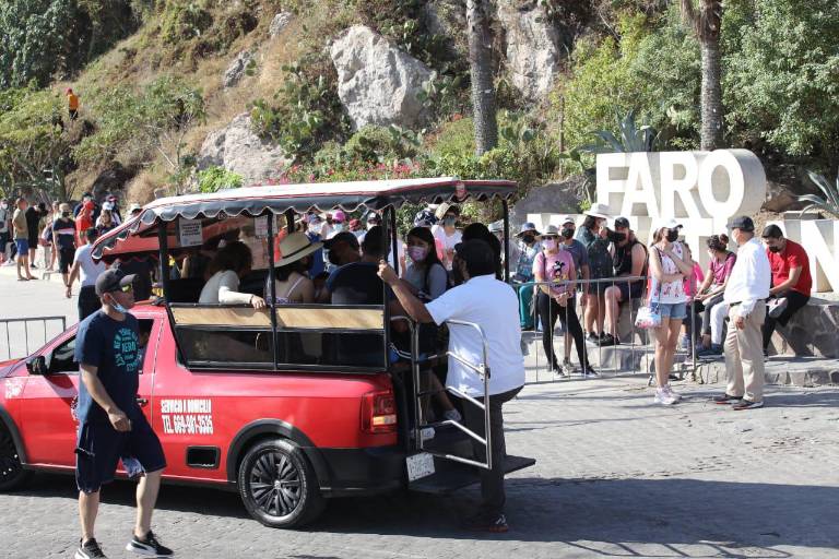 Turistas disfrutan del Faro, malecón, Zona Dorada y playas de Mazatlán; el tráfico aumenta y en tramos colapsa