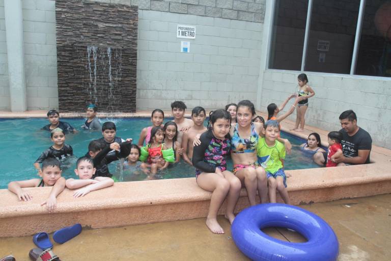 Cristina Ochoa disfruta una divertida piscinada