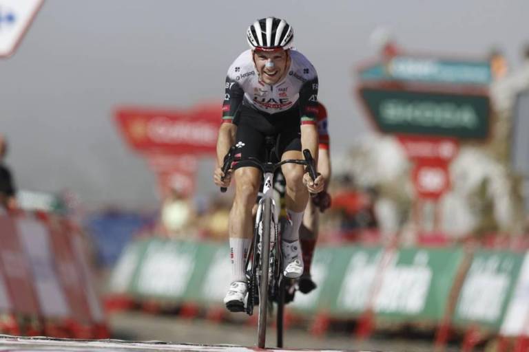 Joao Almeida conquista L’Angliru, pero Vingegaard resiste y mantiene La Roja en La Vuelta 25