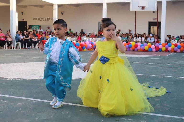 Lucen niños de los CADI Centro y CAIC, en Festival de la Primavera en Escuinapa