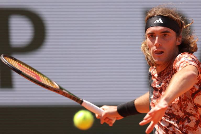 Tsitsipas supera su estreno en Roland Garros