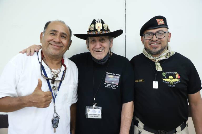 Tienen Convención de Paracaidistas Militares, Marinos y Deportivos en el puerto