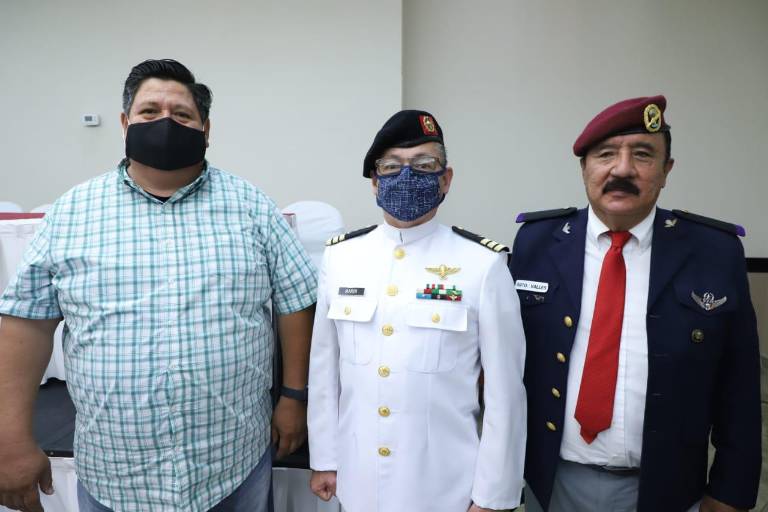 Tienen Convención de Paracaidistas Militares, Marinos y Deportivos en el puerto