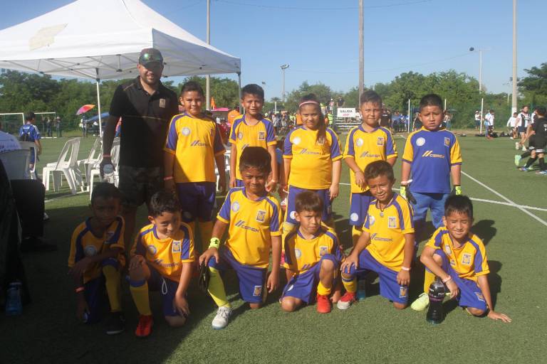 Visitantes a la Copa Mazatlán de Futbol 7 2021 gozan del puerto