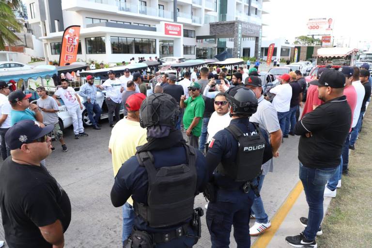 ... Y ahora aurigueros y pulmoneros bloquean la Rafael Buelna y ‘ahorcan’ la vialidad en la zona turística
