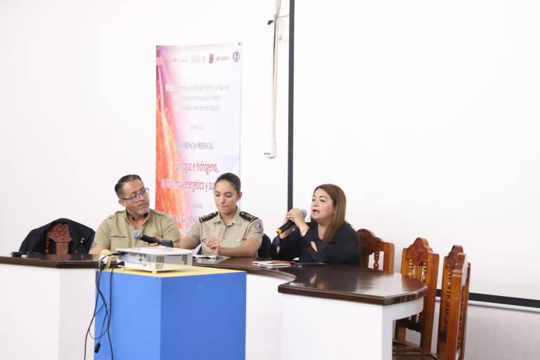 Presenta Karina Castillo los poemas de ‘Güebsait’