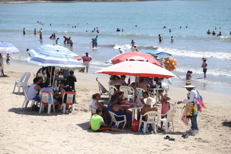 Playas mazatlecas reciben buena afluencia de bañistas durante el domingo